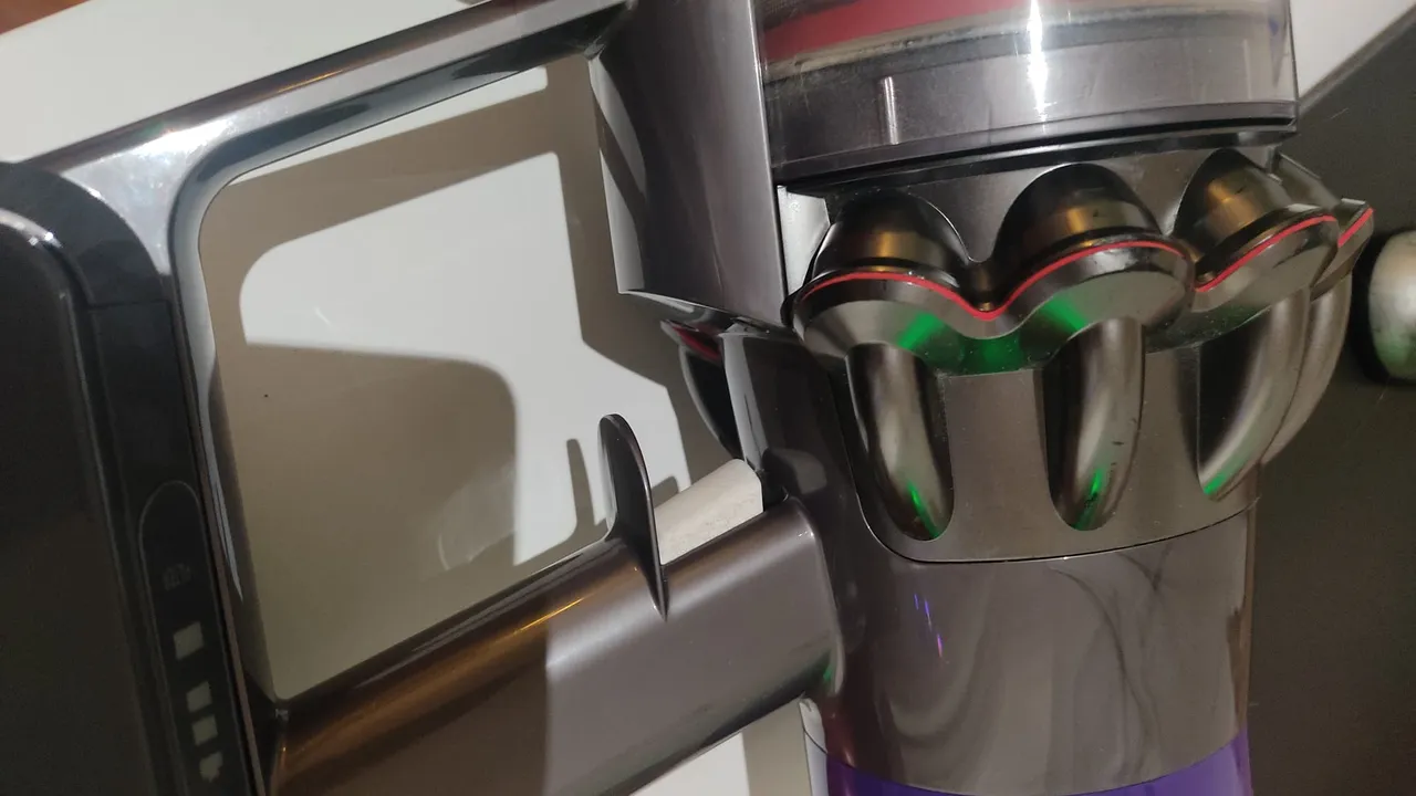 Dyson V10 güç düğmesi tetik tamiri — fotoğraf 2