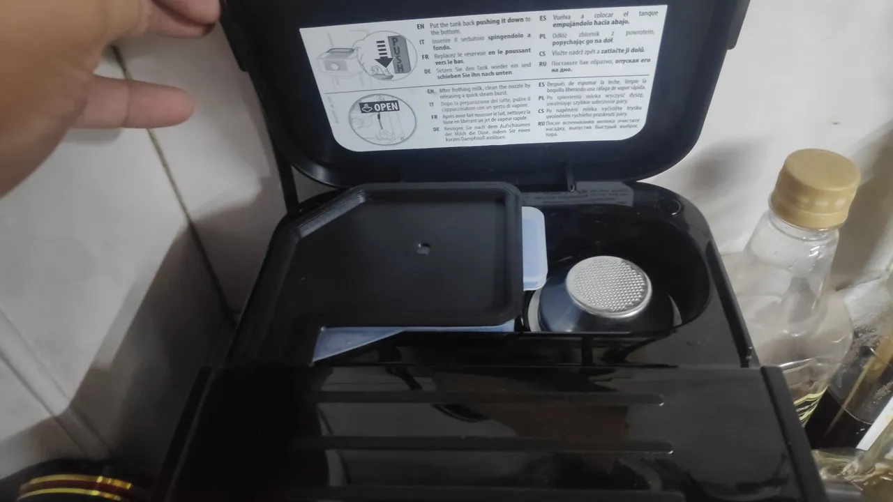 DeLonghi Stilosa su deposu kapağı — fotoğraf 1
