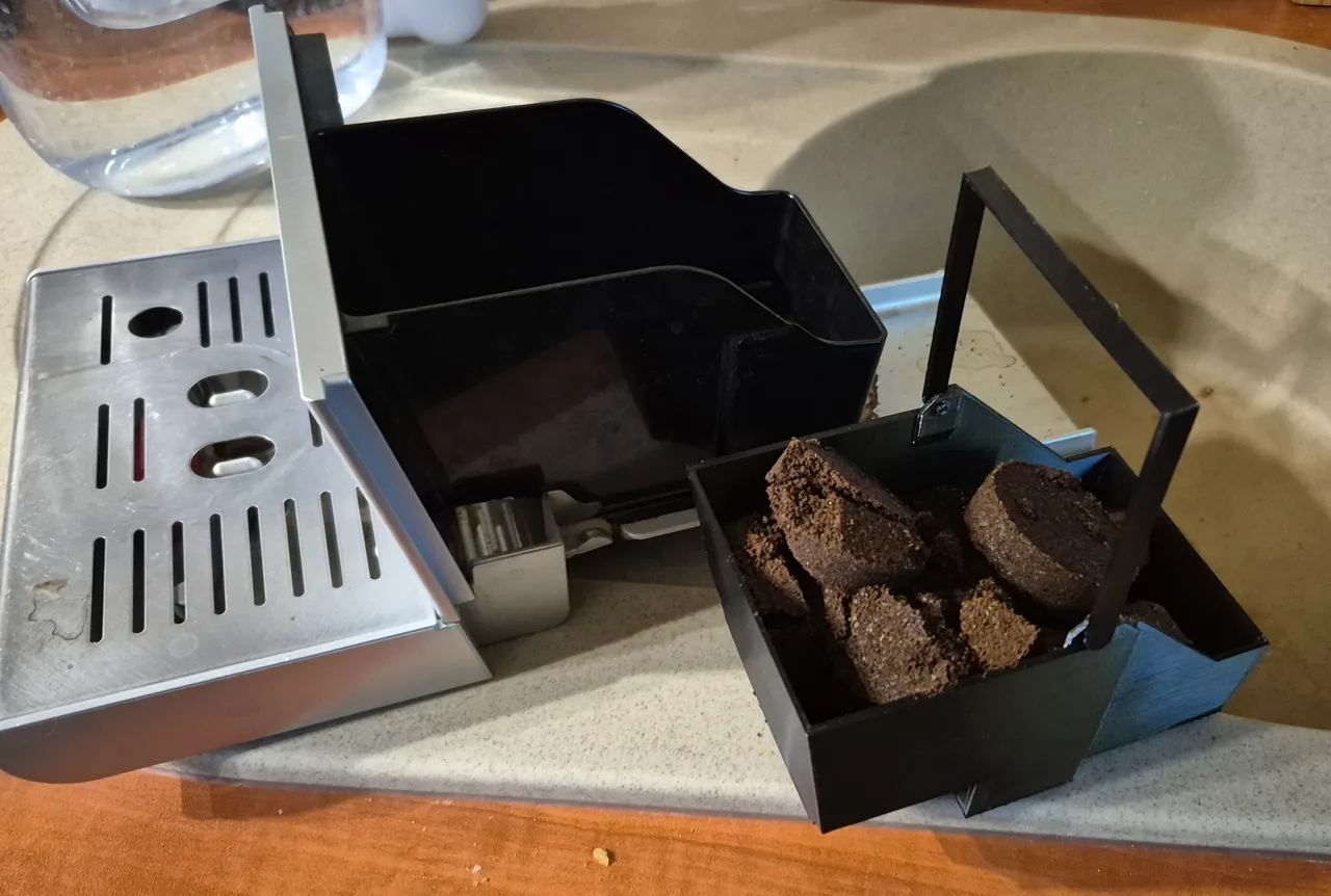 DeLonghi Autentica için telve kutusu süzgeç ek parçası — fotoğraf 1