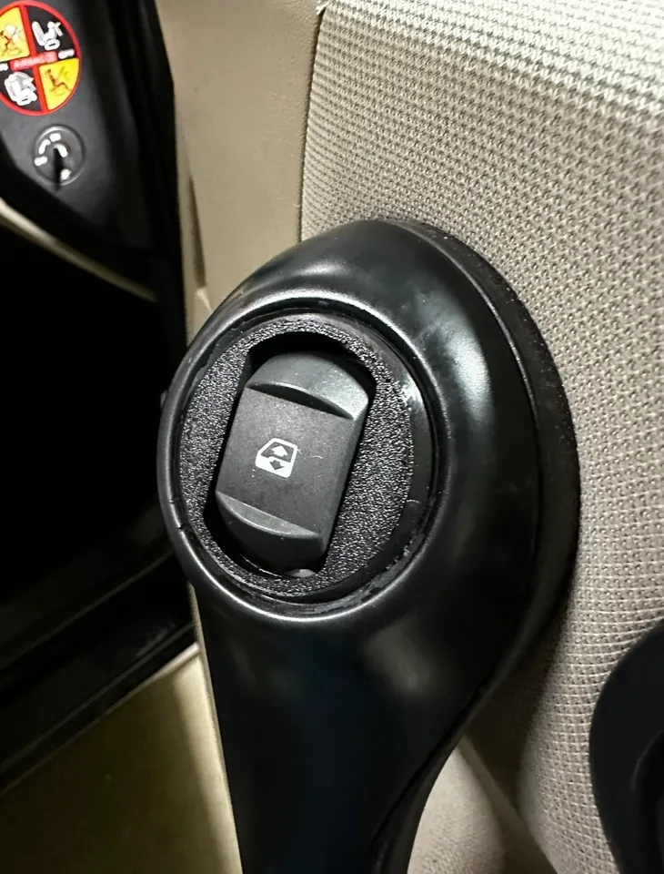Renault Megane cam düğmesi çerçeve tutucu — fotoğraf 1