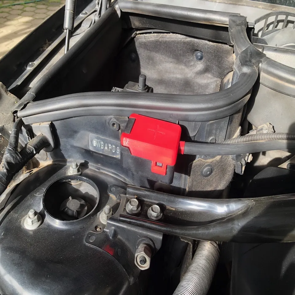 BMW E46/E83 akü artı kutup tabanı kapağı — fotoğraf 1