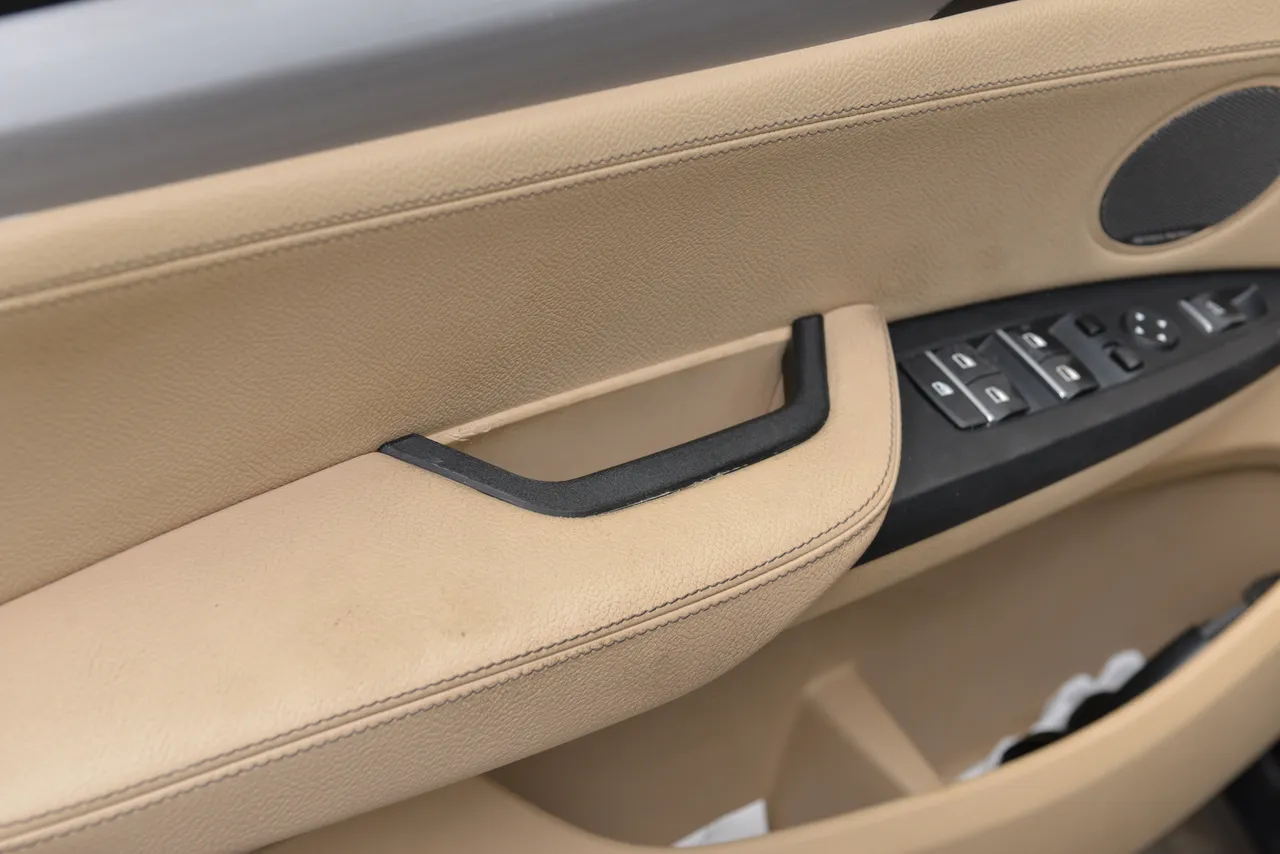 BMW X3 sürücü kapısı kolçak cebi kenarı — fotoğraf 1