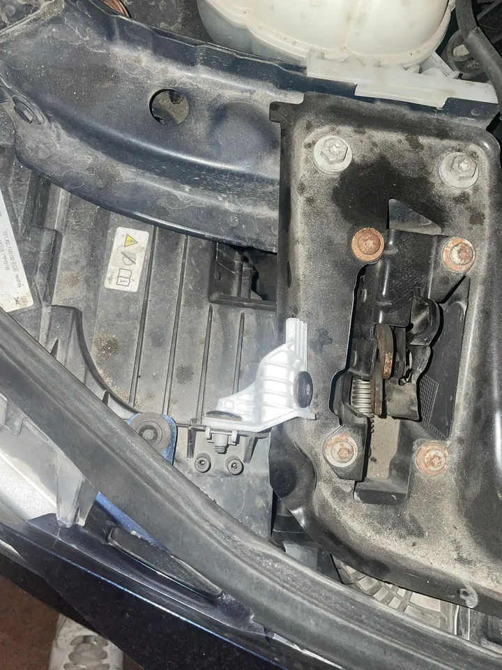 BMW F30/F31 far braketi (51647285598) — fotoğraf 1