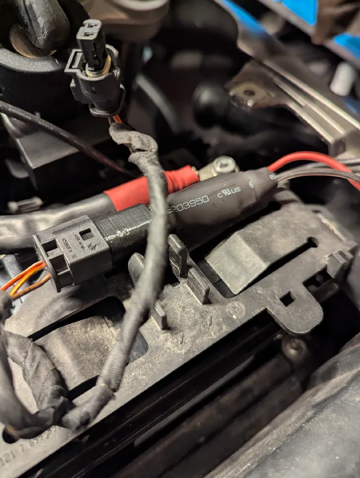 BMW 3 pinli GPS/aksesuar konnektörü (83300413585) — fotoğraf 1